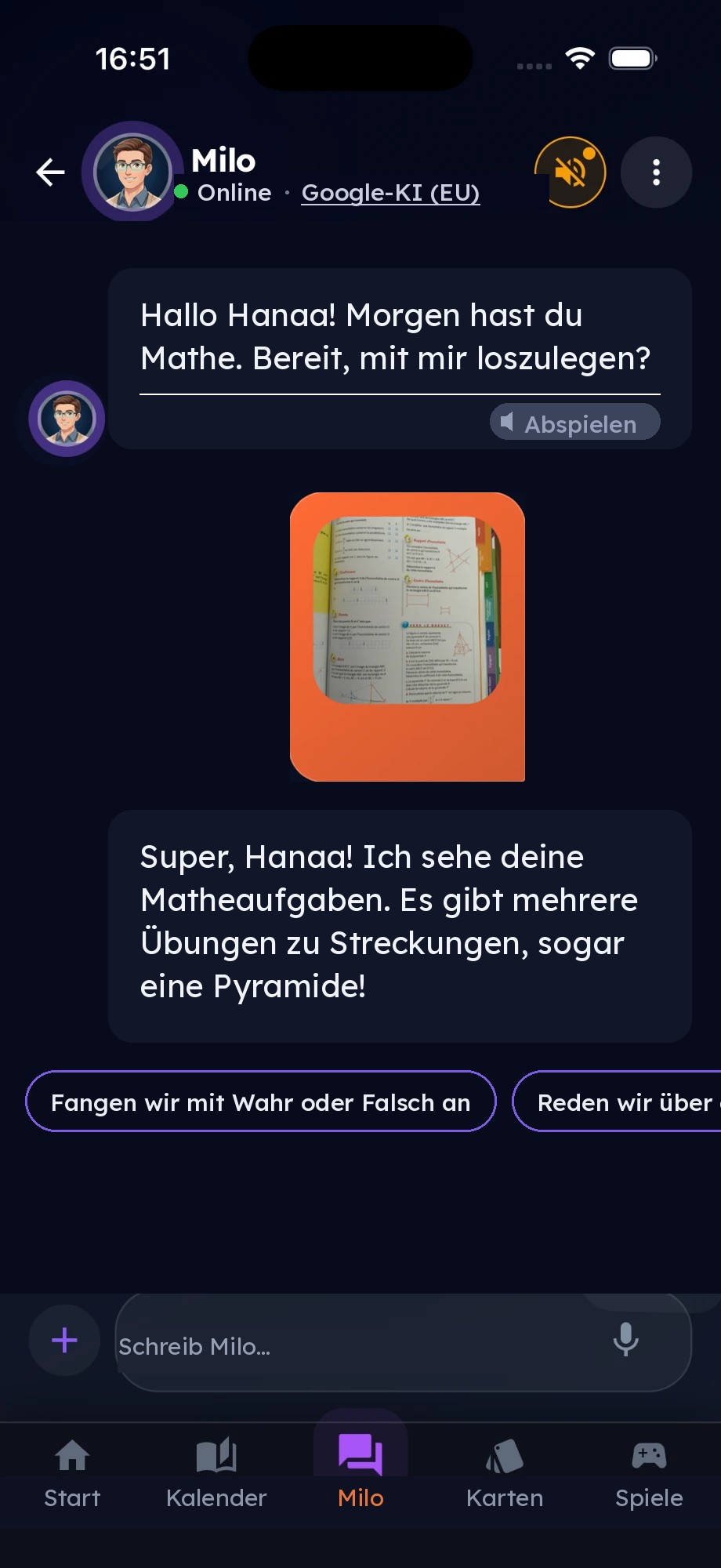 Milo fragt das Kind, ob es bereit ist, und erhält dann ein Foto seines Matheheftes