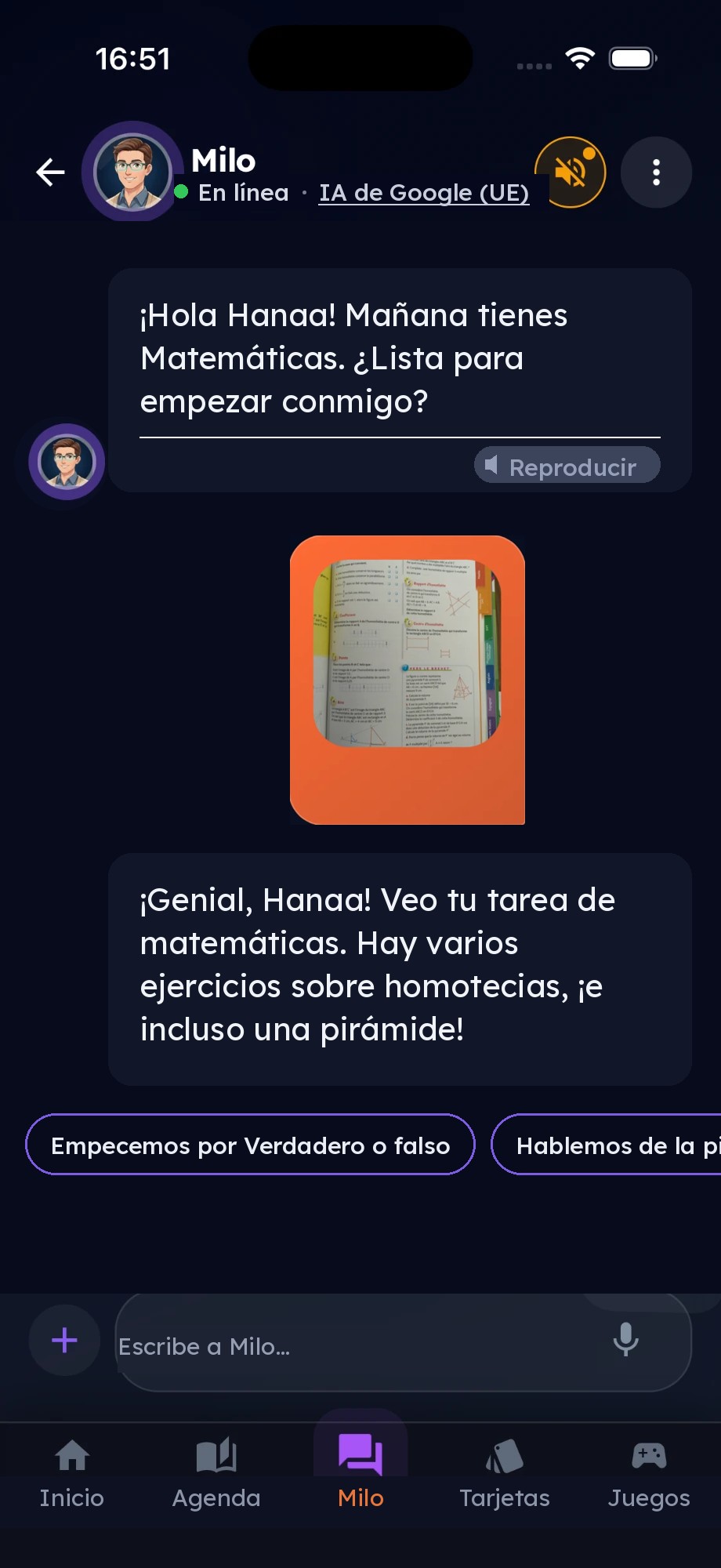 Milo pregunta al niño si está listo y luego recibe la foto de su cuaderno de matemáticas
