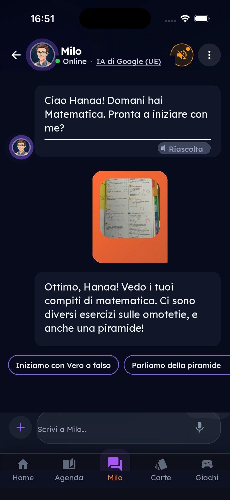 Milo chiede al bambino se è pronto, poi riceve la foto del suo quaderno di matematica