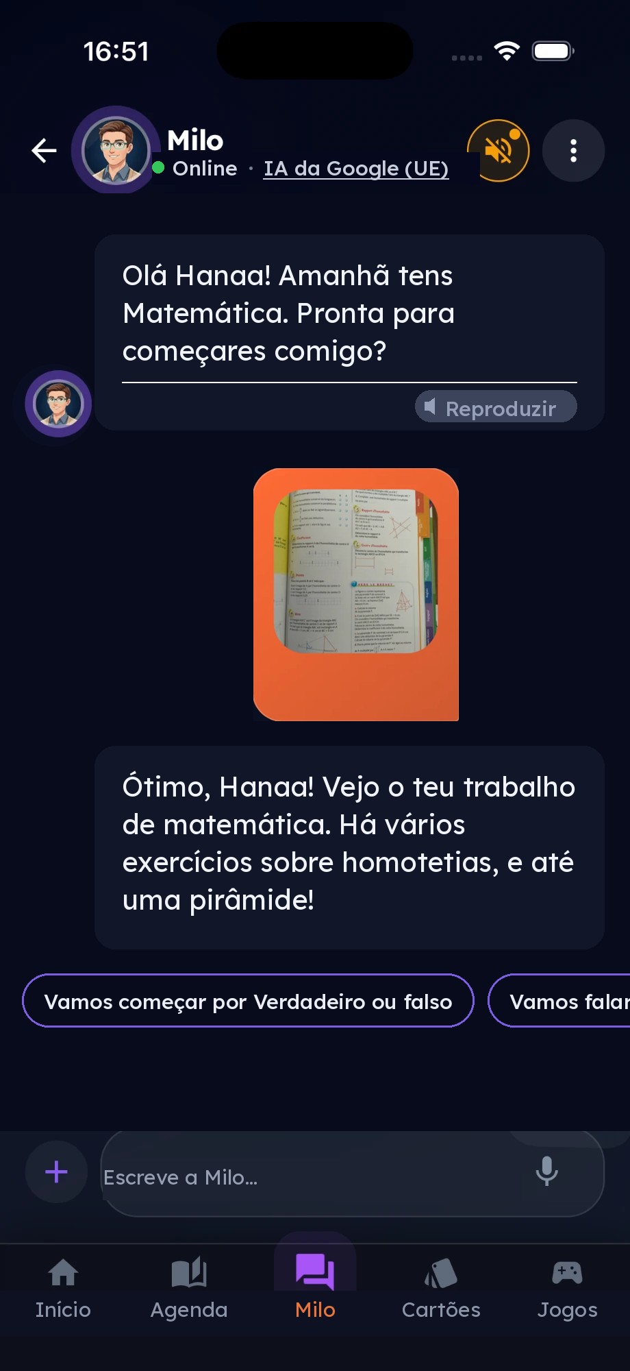 O Milo pergunta à criança se está pronta e depois recebe a foto do seu caderno de matemática